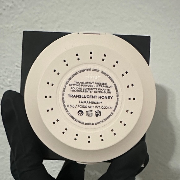 Laura Mercier Translucent Pressed Setting Powder Ultra Blur - Translucent Honey - Picture 3 of 5